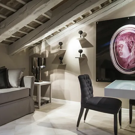 Seven Historical טריאסטה