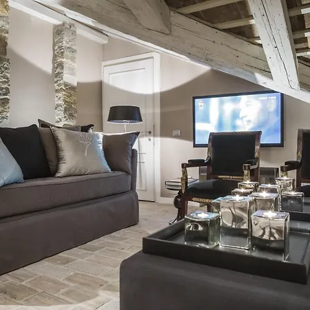 מלון דירות Seven Historical 4*